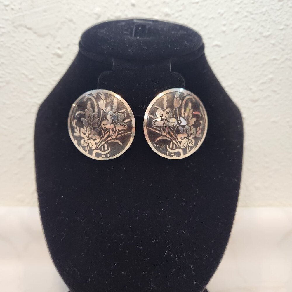 VTG Earrings 1980s Black Enamel Silver Hibiscus Flower‎ Etched Metal Disc Post